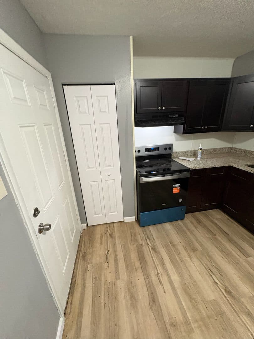 Spanish Lake Apartment: 1510 - 1574 Leonaire Ct