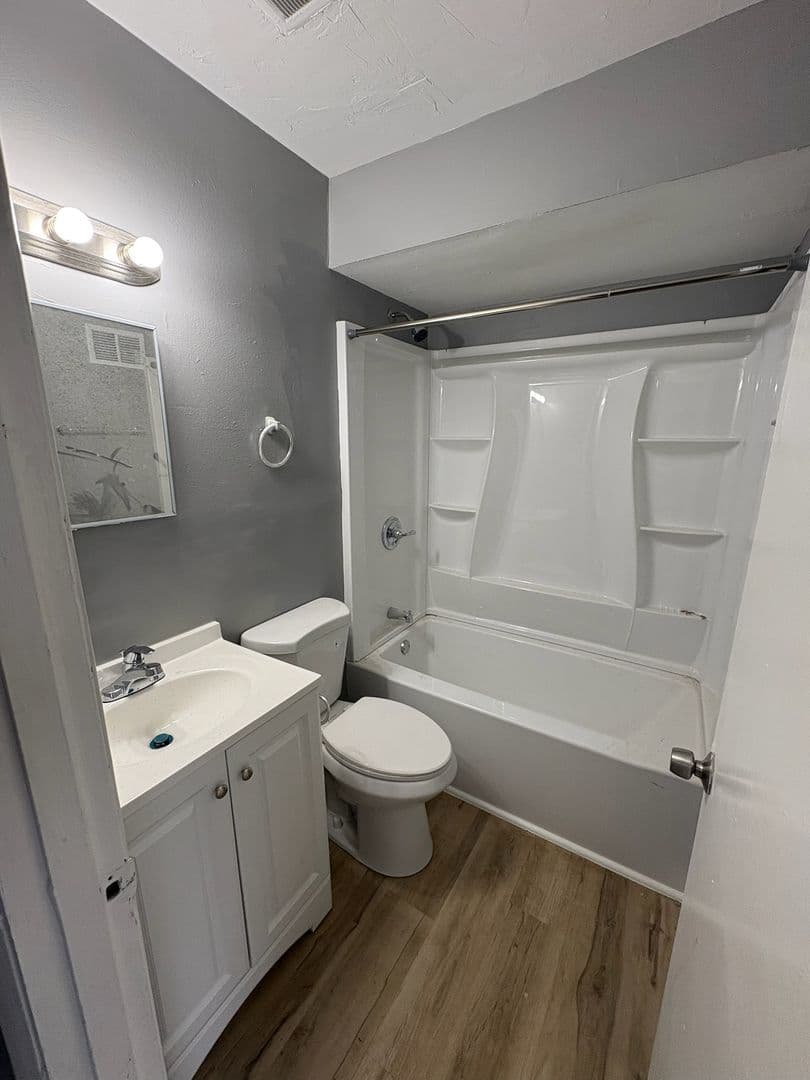 Spanish Lake Apartment: 1510 - 1574 Leonaire Ct