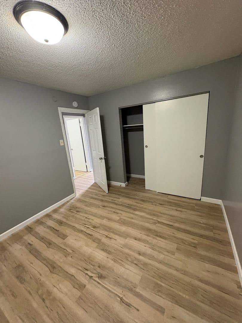 Spanish Lake Apartment: 1510 - 1574 Leonaire Ct