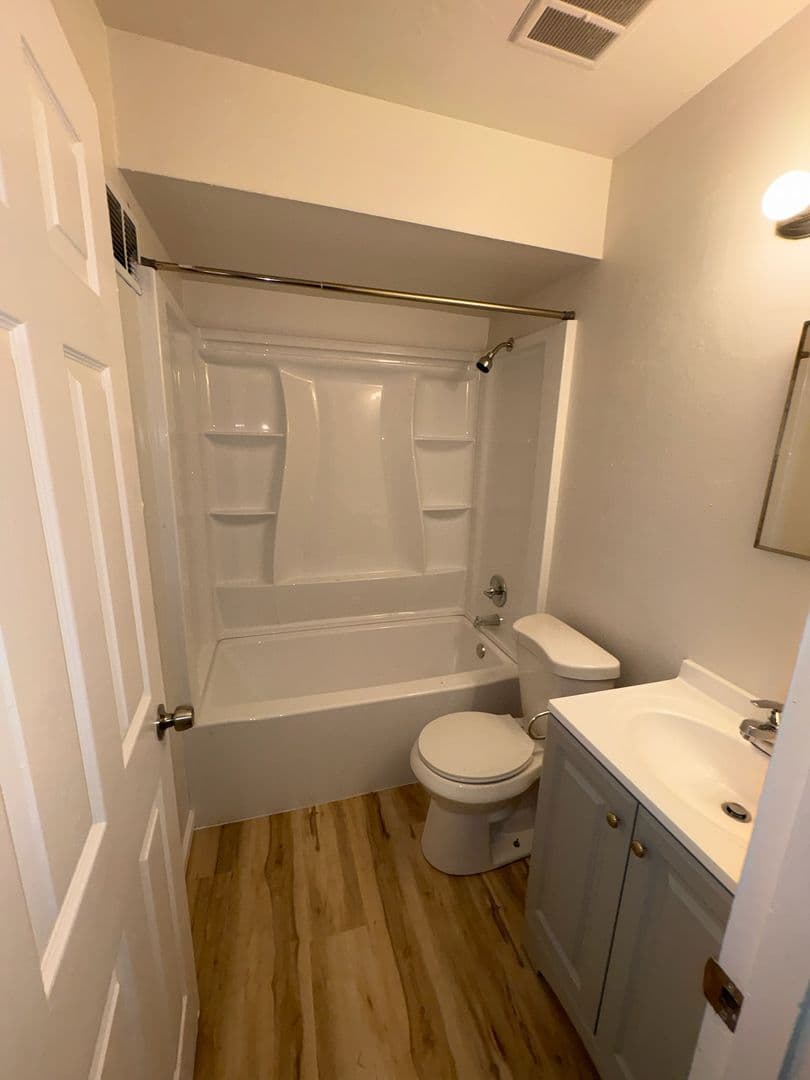 Spanish Lake Apartment: 1510 - 1574 Leonaire Ct
