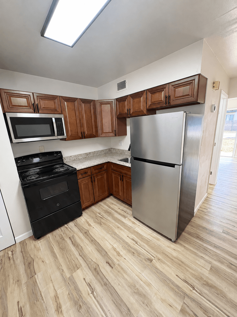 Spanish Lake Apartment: 1585-87 Leonaire