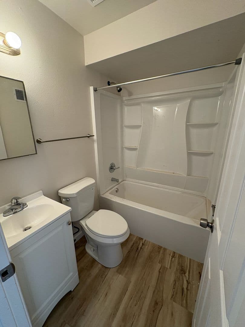 Spanish Lake Apartment: 1510 - 1574 Leonaire Ct