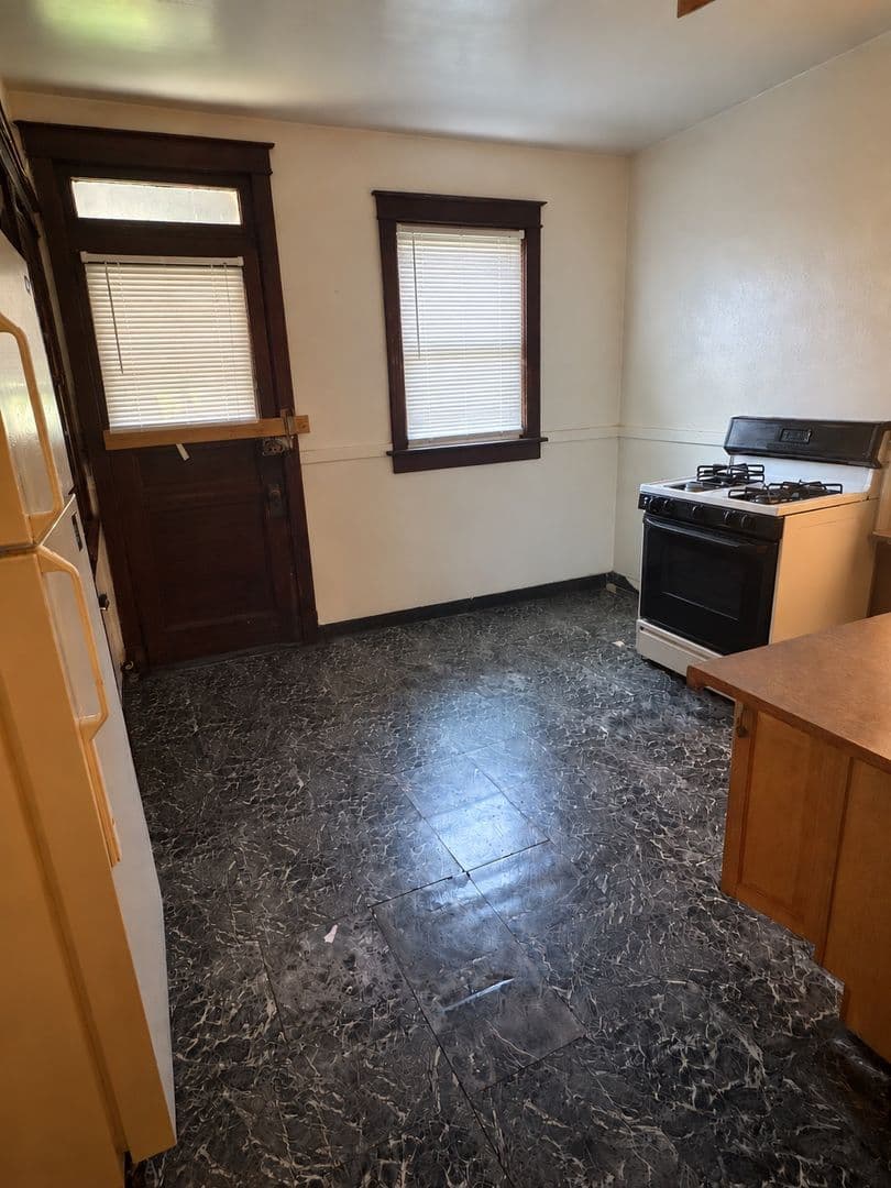 Saint Louis Apartment: 5105-07 S Broadway Street
