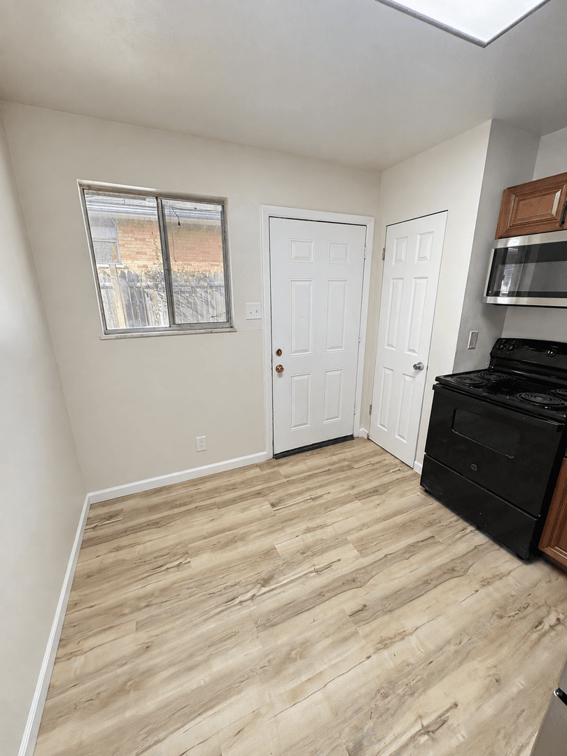 Spanish Lake Apartment: 1585-87 Leonaire