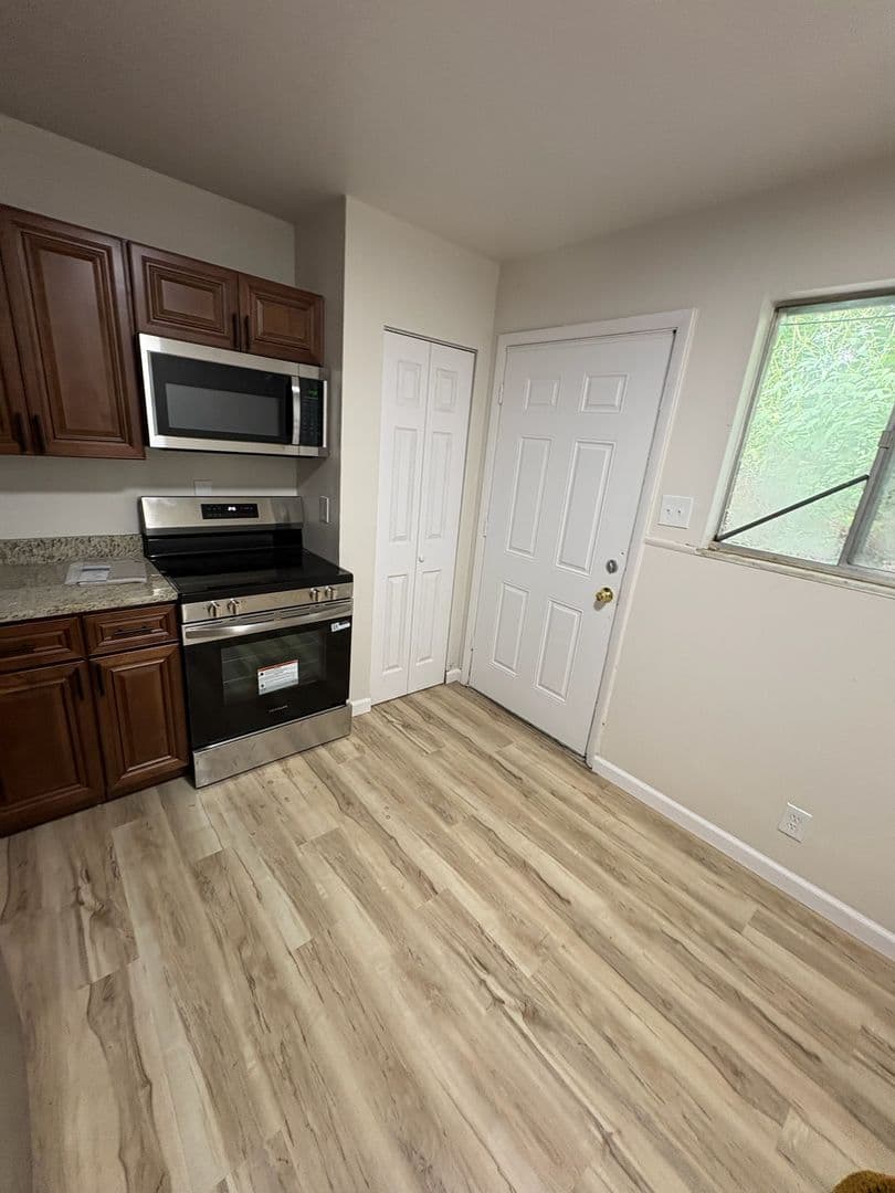 Spanish Lake Apartment: 1510 - 1574 Leonaire Ct