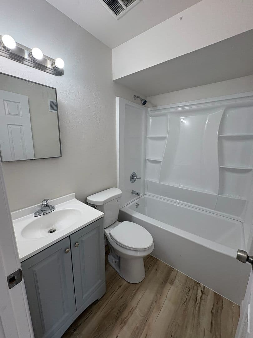 Spanish Lake Apartment: 1510 - 1574 Leonaire Ct