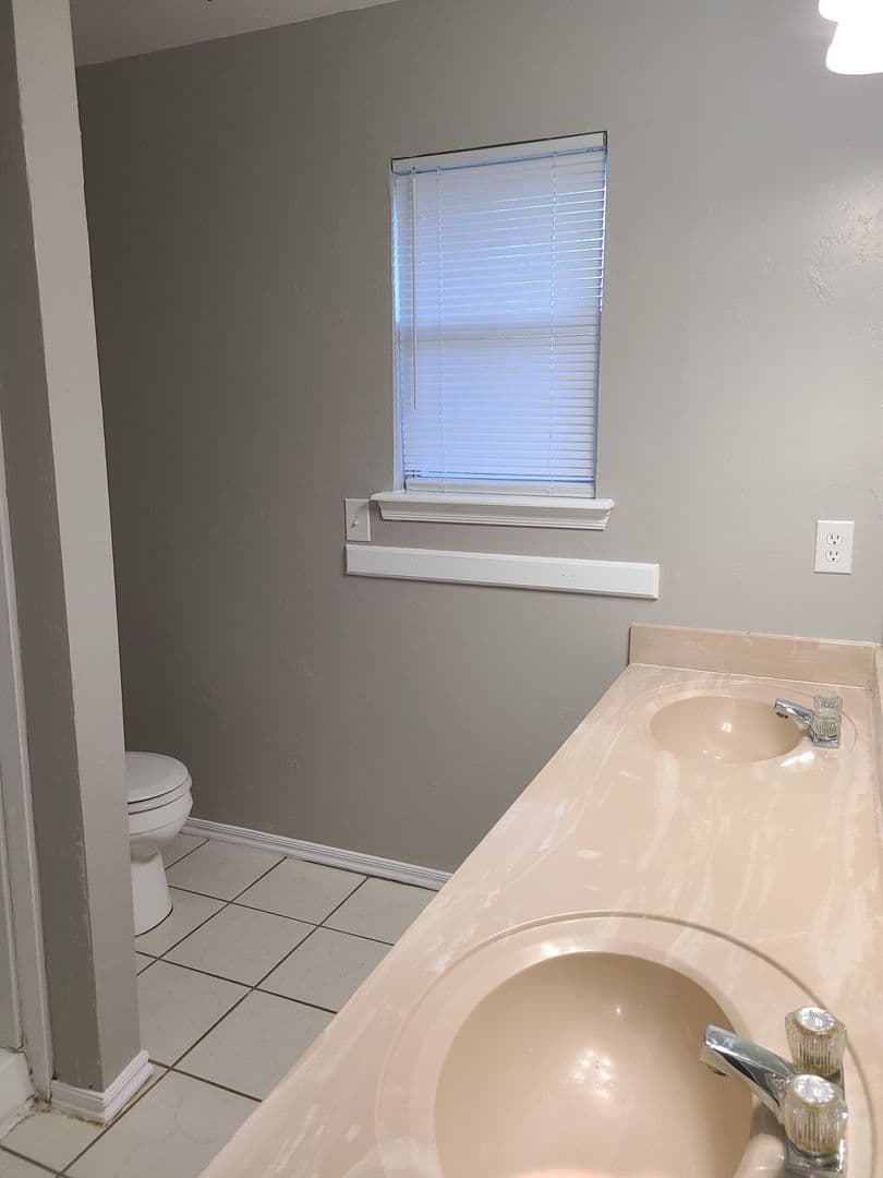 Midwest City House: 425 Pinehurst Dr