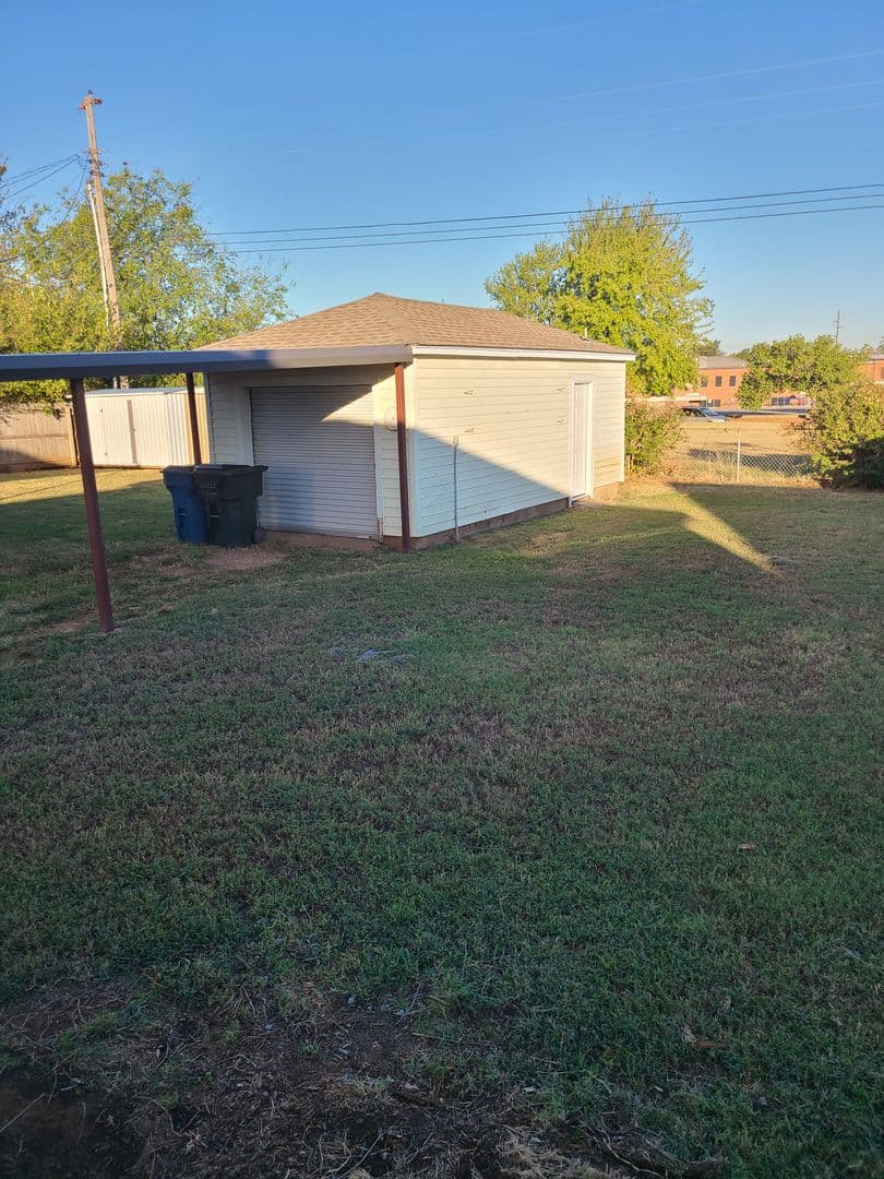Midwest City House: 737 E Steed