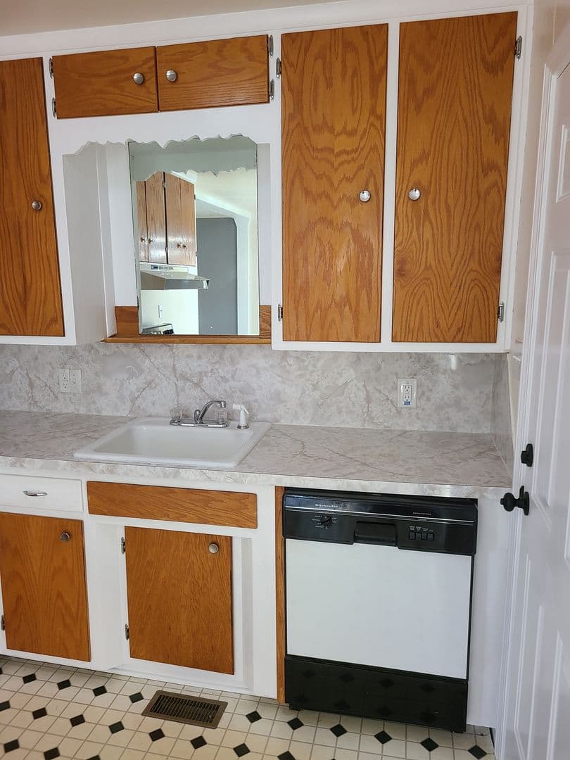 Midwest City House: 737 E Steed