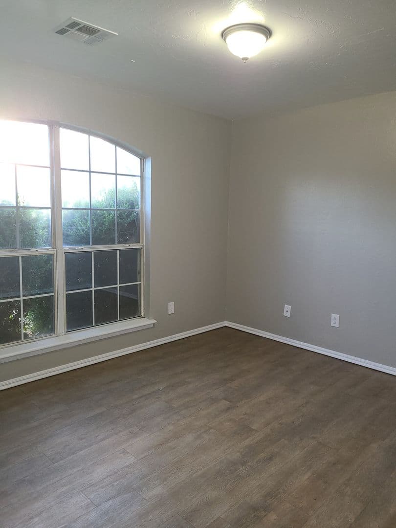 Midwest City House: 425 Pinehurst Dr