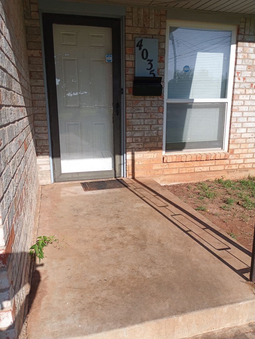 Midwest City House: 4035 Locust Dr