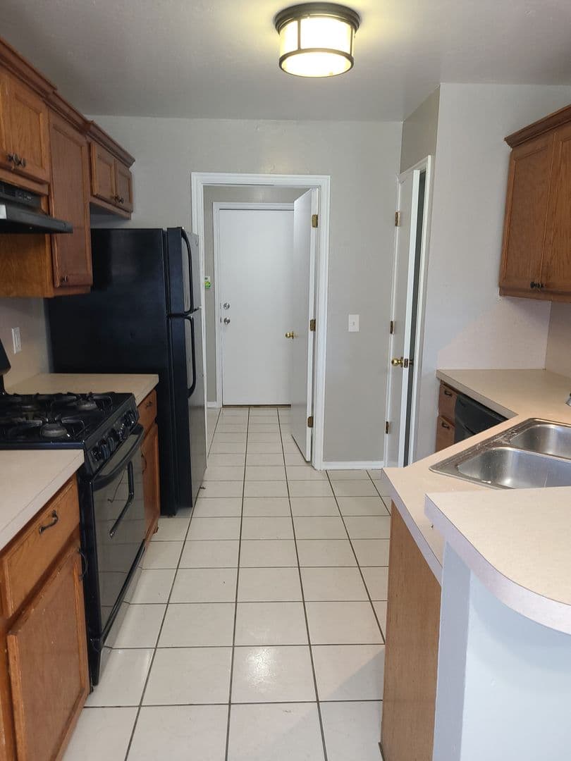 Midwest City House: 425 Pinehurst Dr
