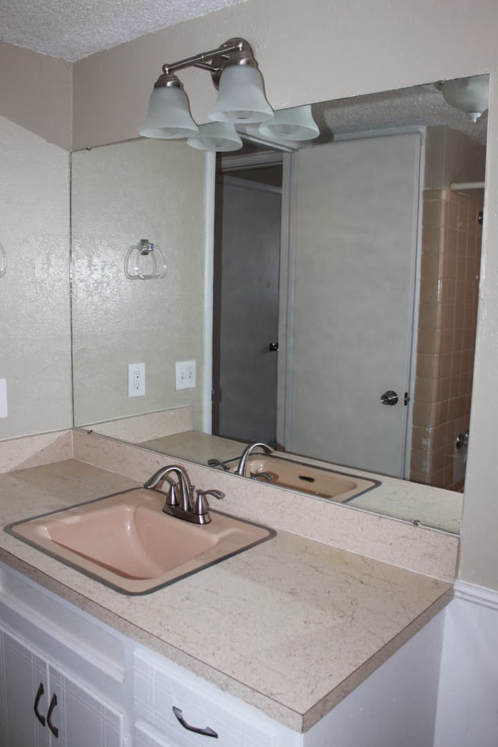 Del City House: 3035 Del View