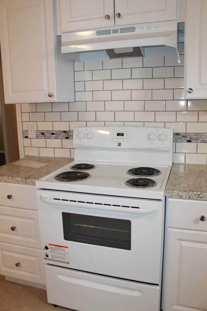 Midwest City House: 4035 Locust Dr