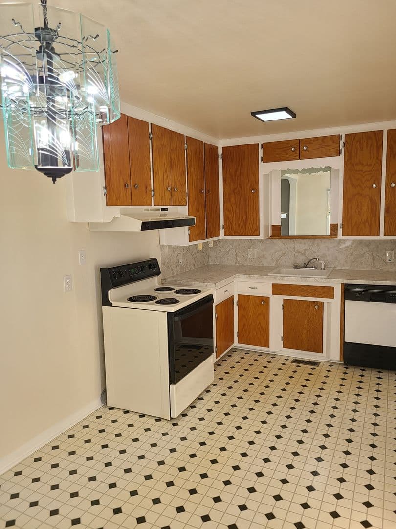 Midwest City House: 737 E Steed