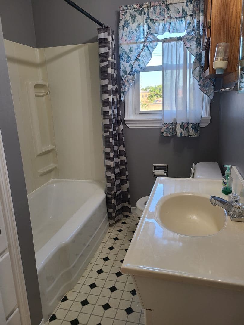 Midwest City House: 737 E Steed