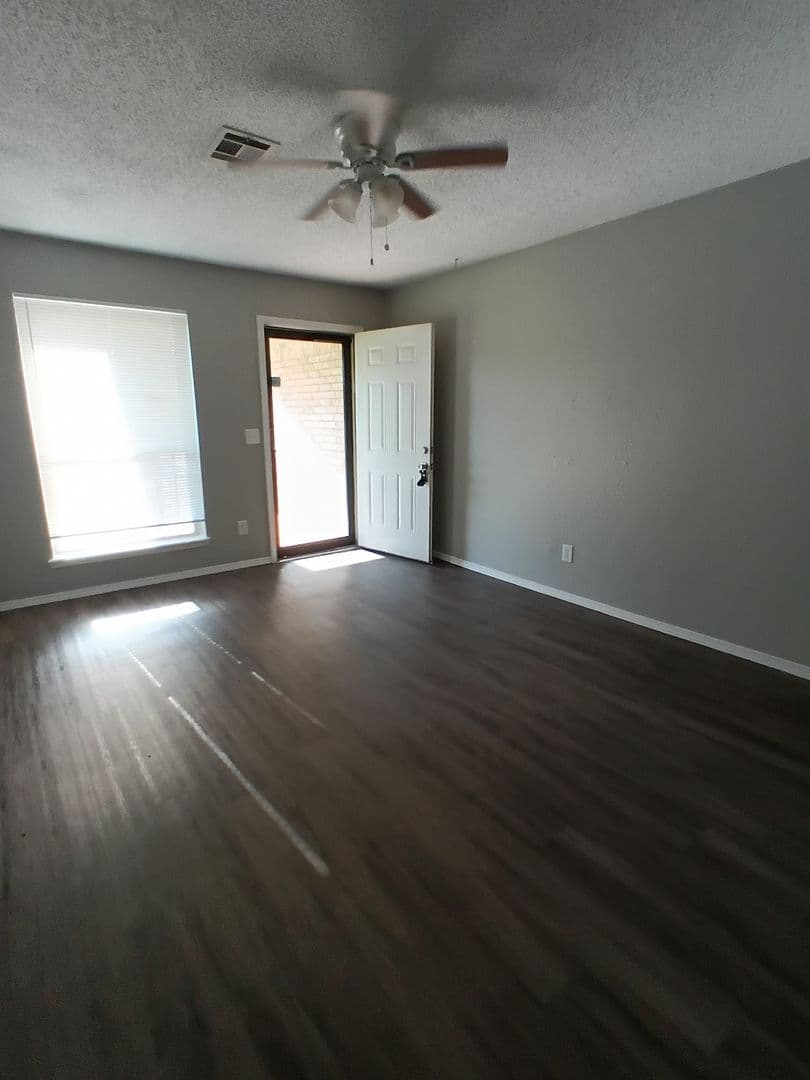 Midwest City House: 4035 Locust Dr
