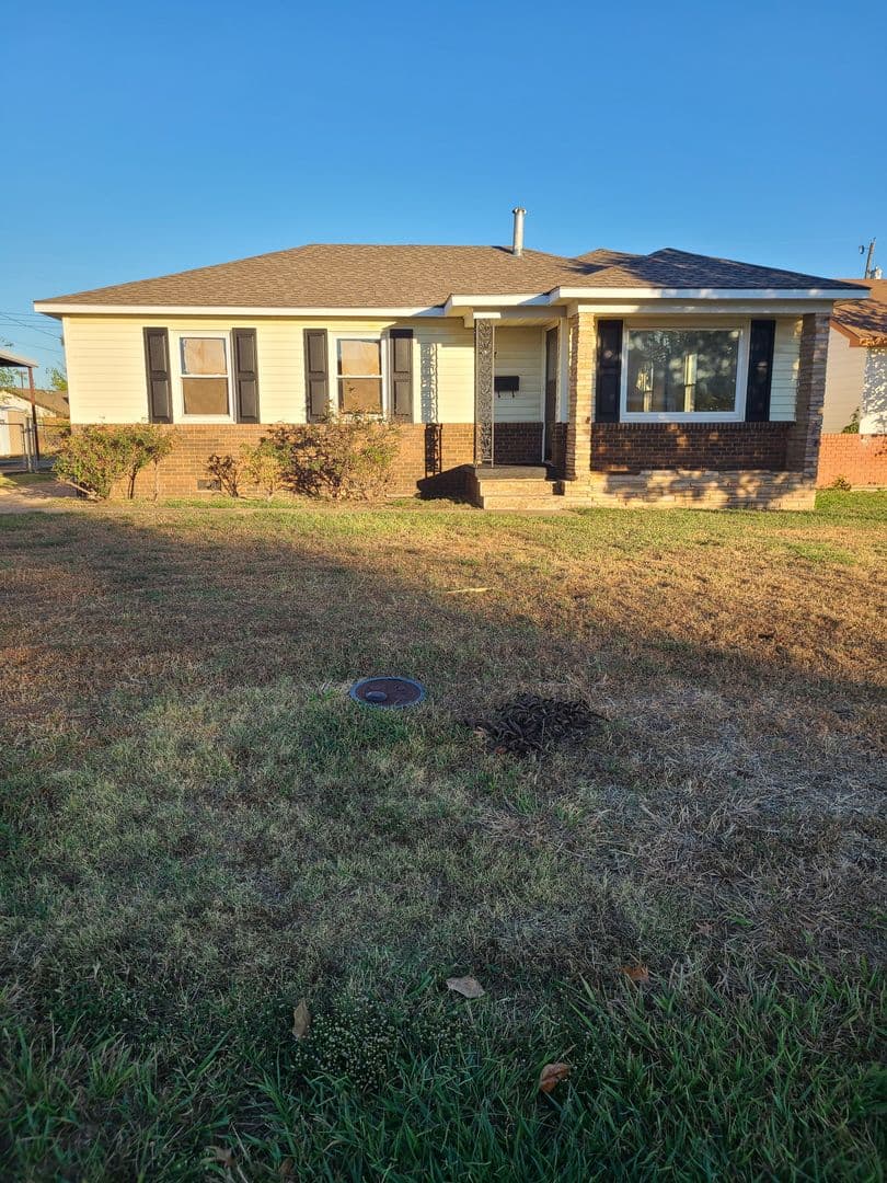 Midwest City House: 737 E Steed