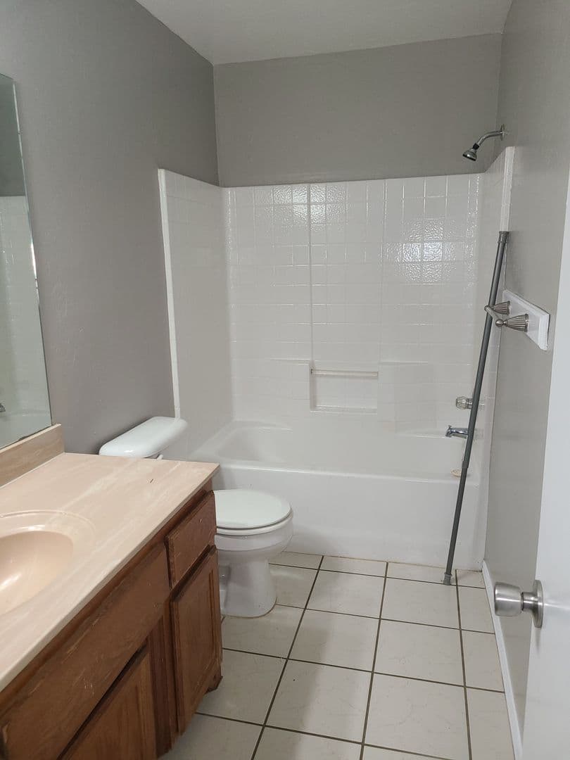 Midwest City House: 425 Pinehurst Dr