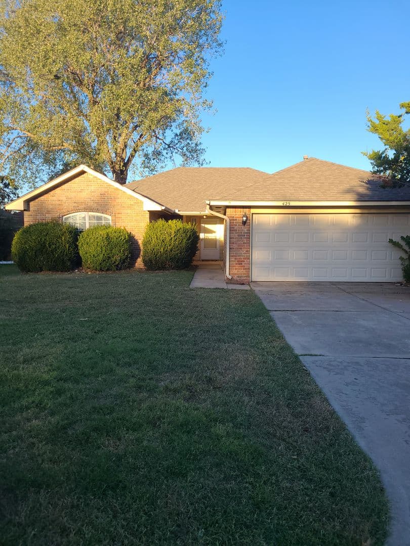 Midwest City House: 425 Pinehurst Dr