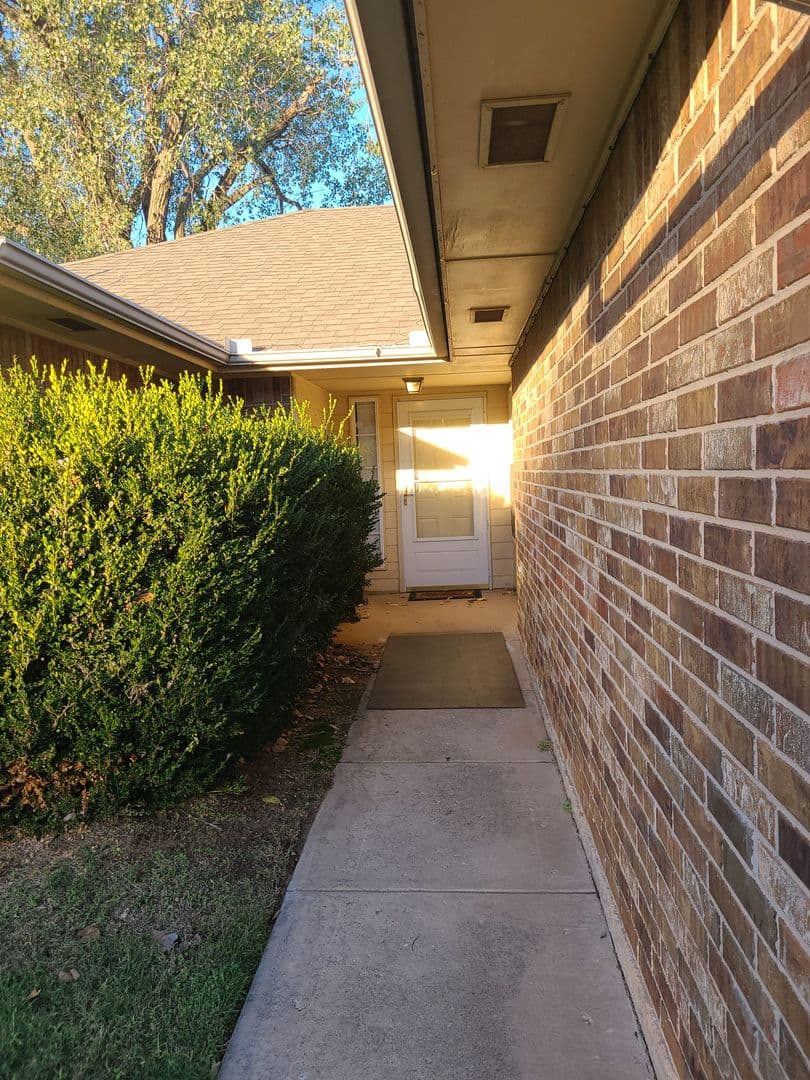 Midwest City House: 425 Pinehurst Dr