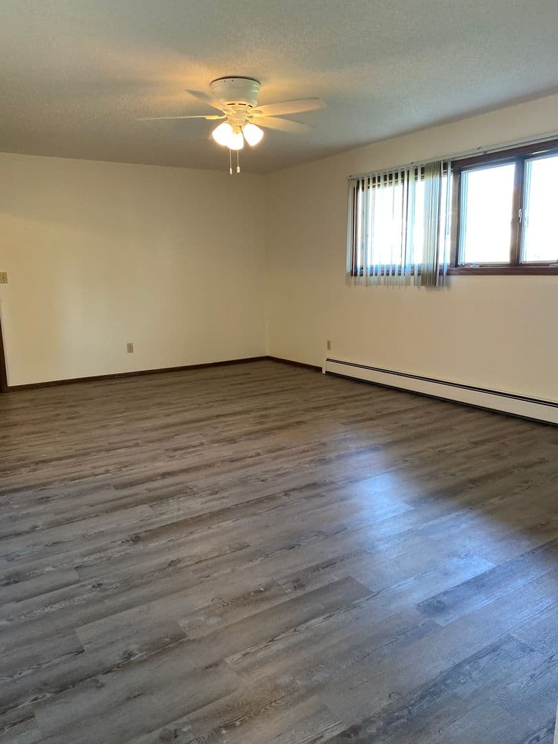 Mandan Apartment: 1603 9th Ave NW