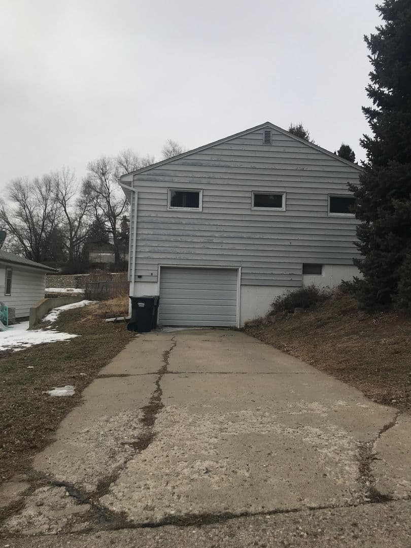 Mandan Apartment: 601/603 9th St NW