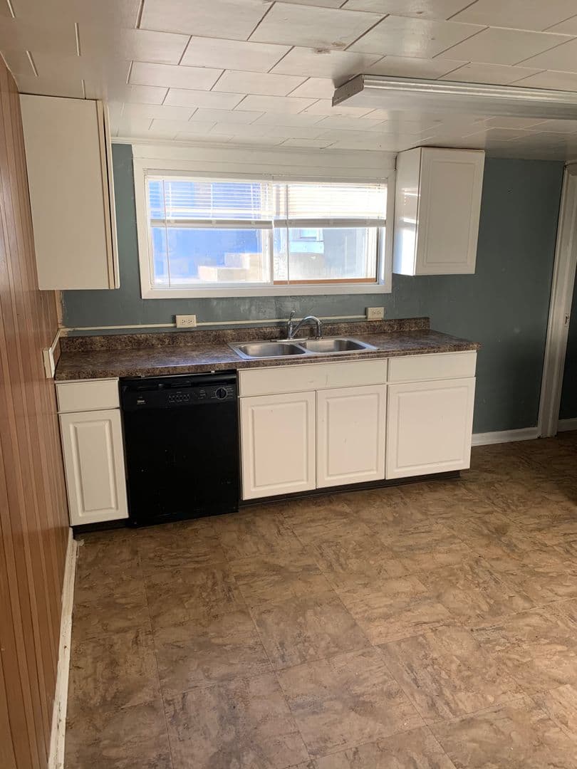 Mandan Apartment: 106 8th St NW