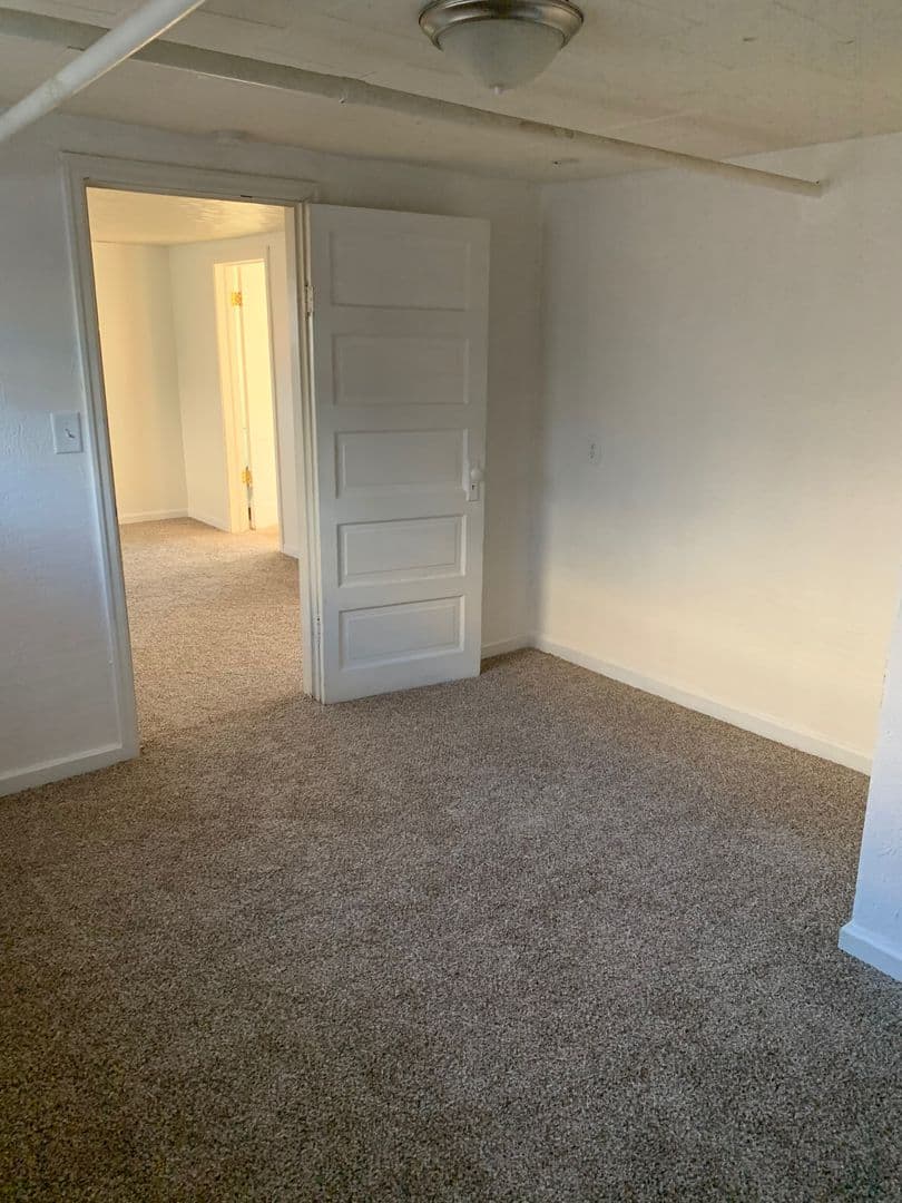 Mandan Apartment: 106 8th St NW