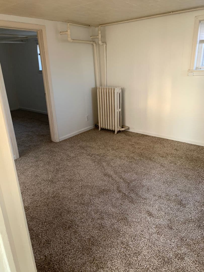 Mandan Apartment: 106 8th St NW