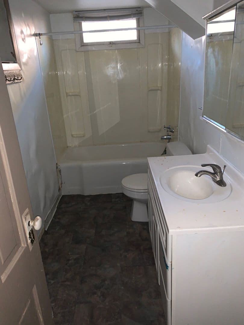 Mandan Apartment: 106 8th St NW