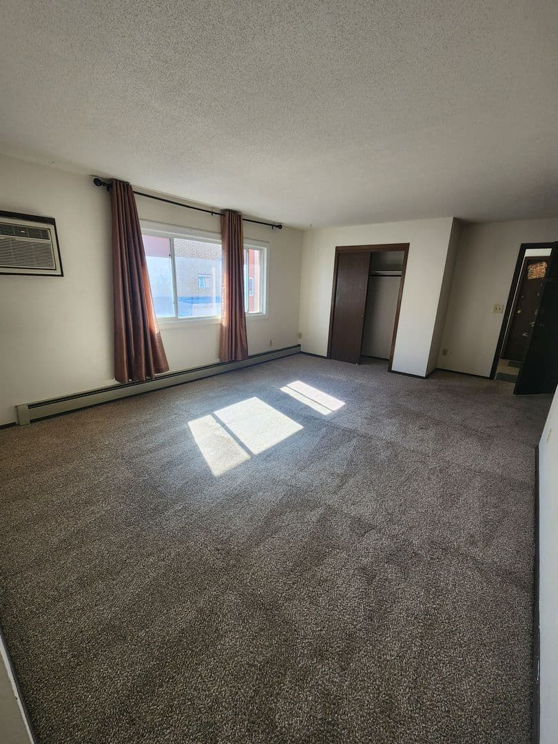 Mandan Apartment: 1508 1st Ave NW