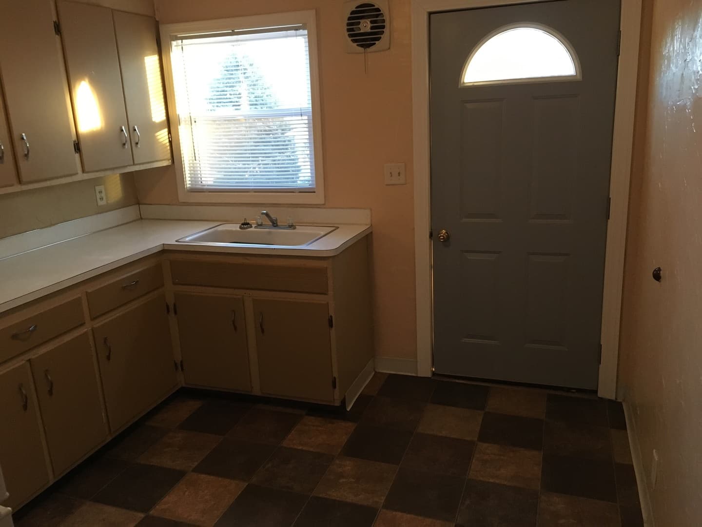 Mandan Apartment: 600 9th Street NW