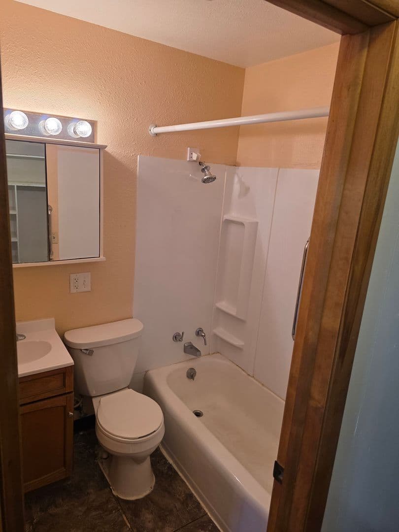 Bismarck Apartment: 913 Riverview Avenue