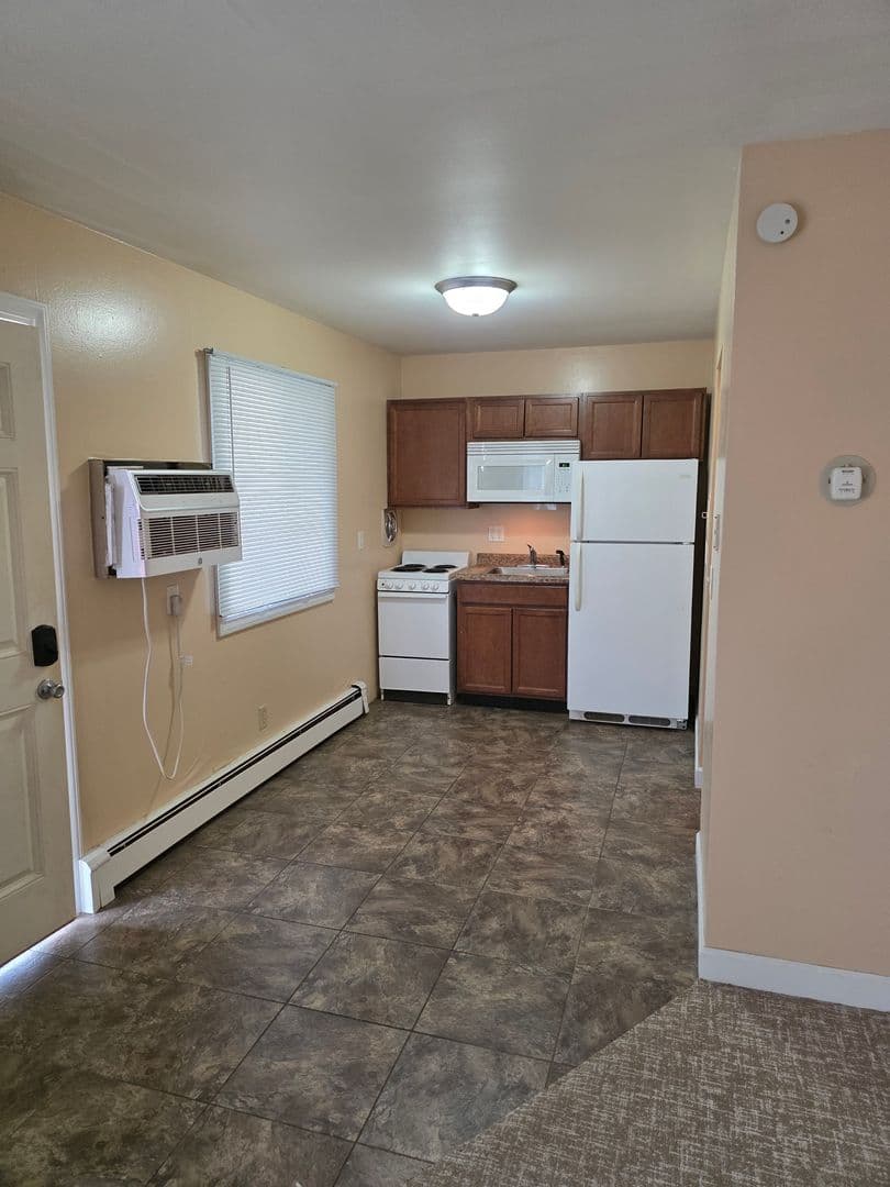 Bismarck Apartment: 913 Riverview Avenue