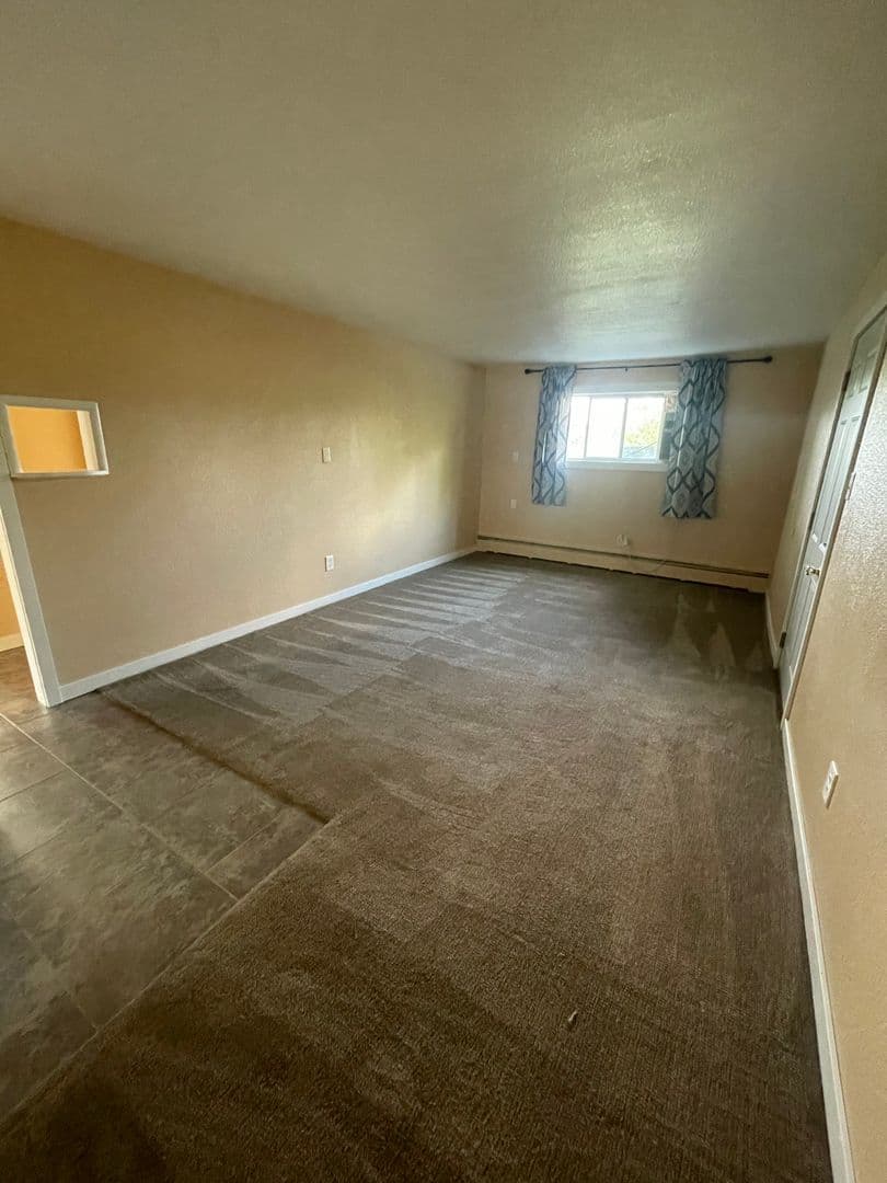 Mandan Apartment: 706/708 Collins Ave