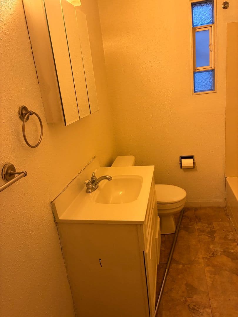 Bismarck Apartment: 1024 N 15th St