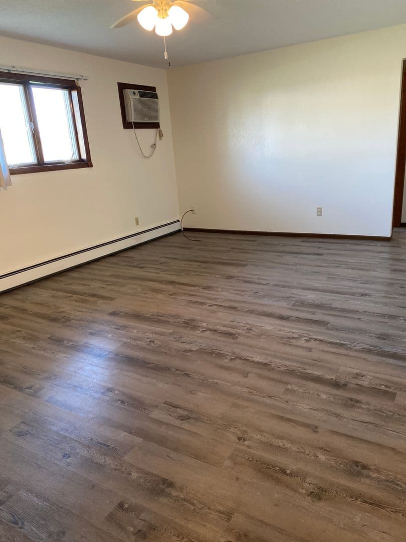 Mandan Apartment: 1603 9th Ave NW