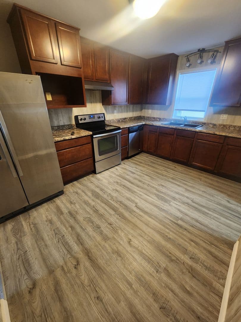 Bismarck Apartment: 1024 N 15th St