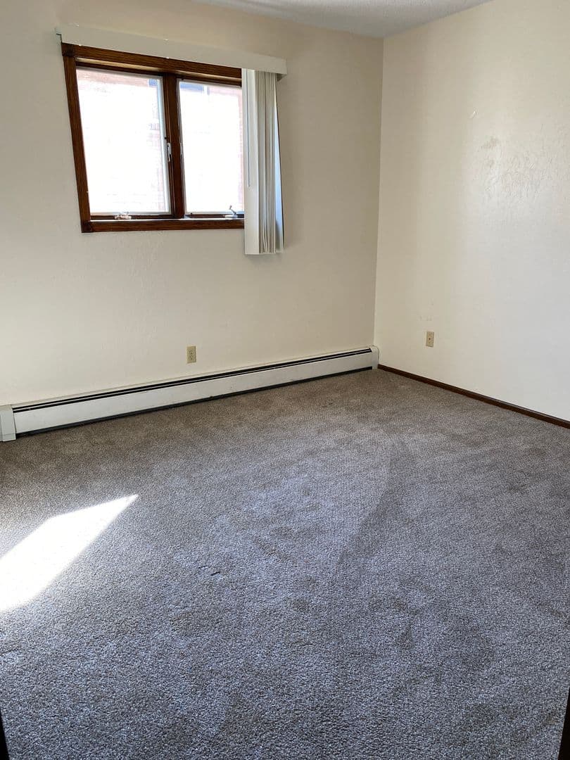 Mandan Apartment: 1603 9th Ave NW