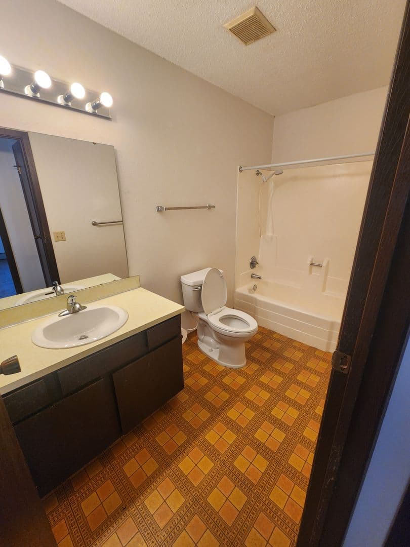 Mandan Apartment: 1508 1st Ave NW