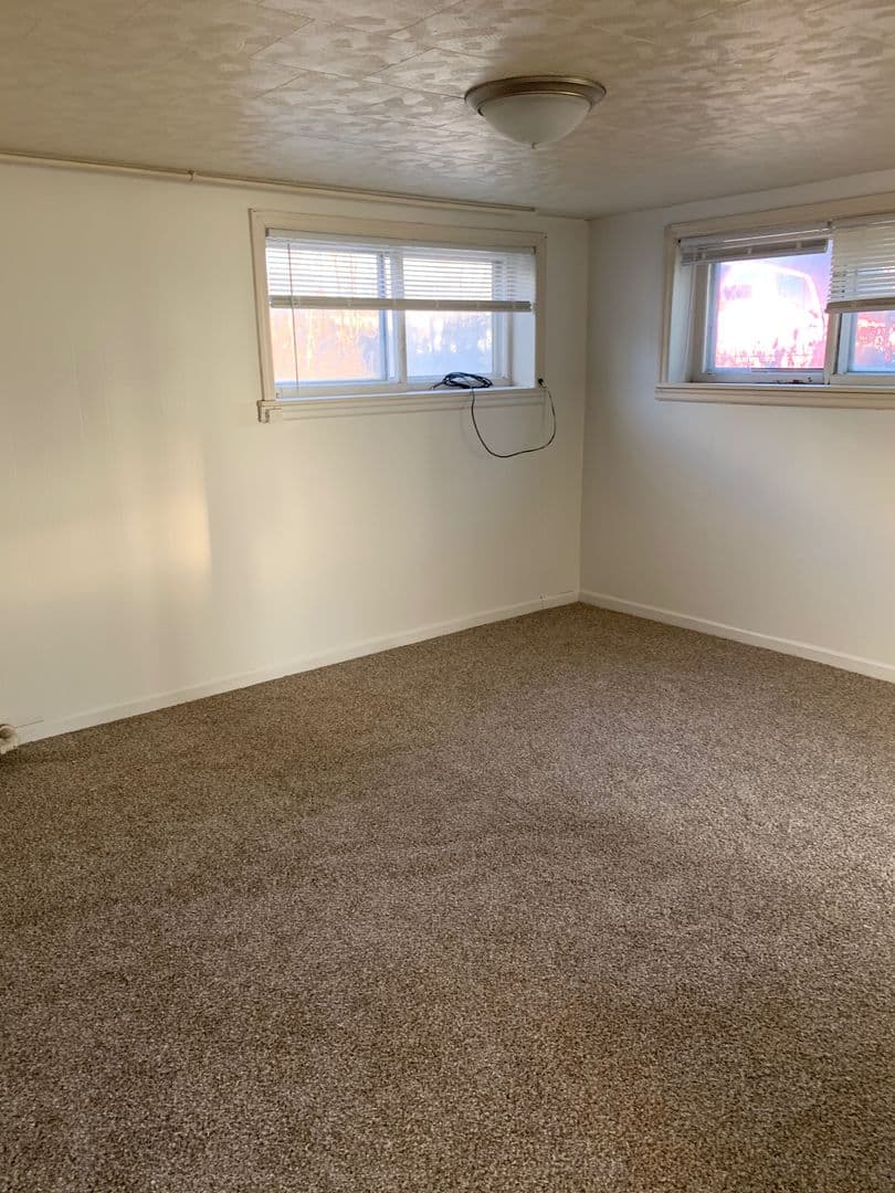 Mandan Apartment: 106 8th St NW