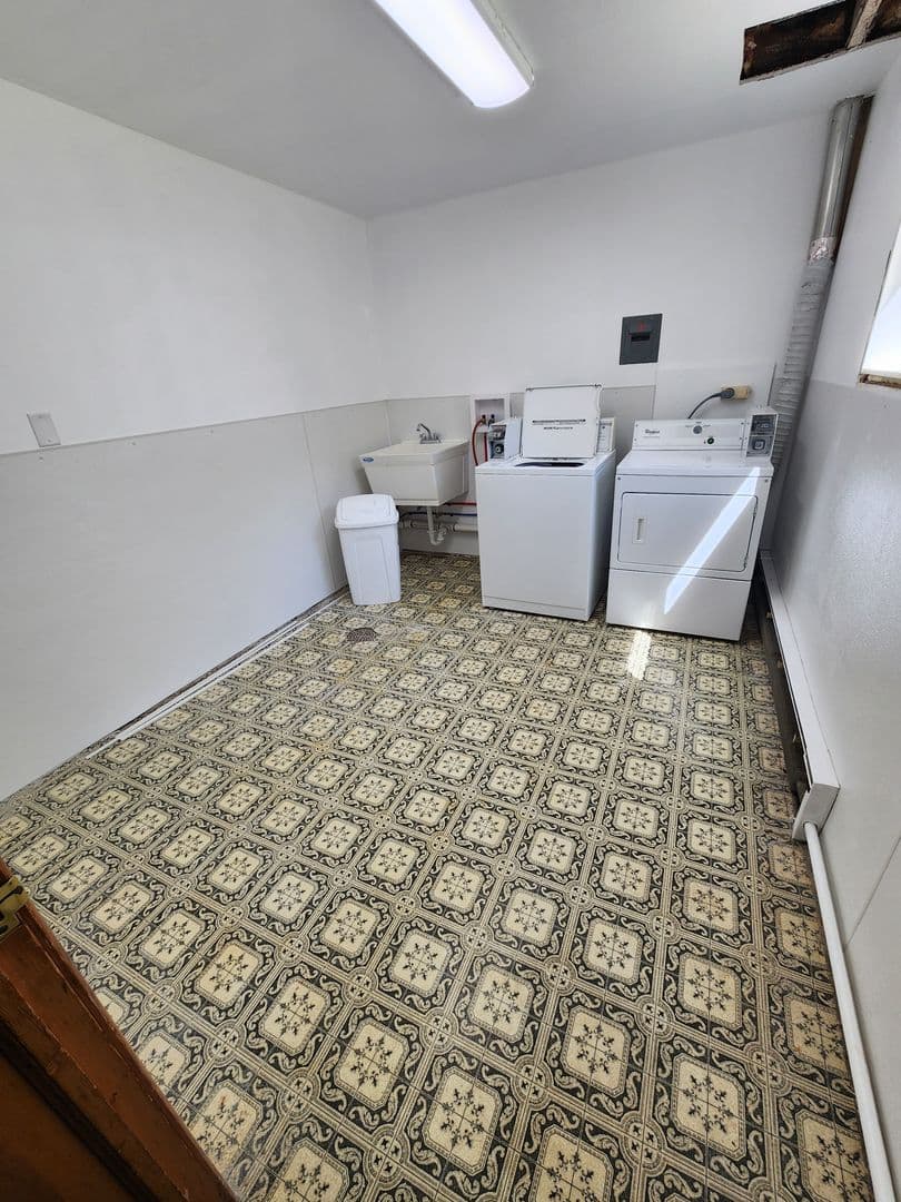 Mandan Apartment: 706/708 Collins Ave
