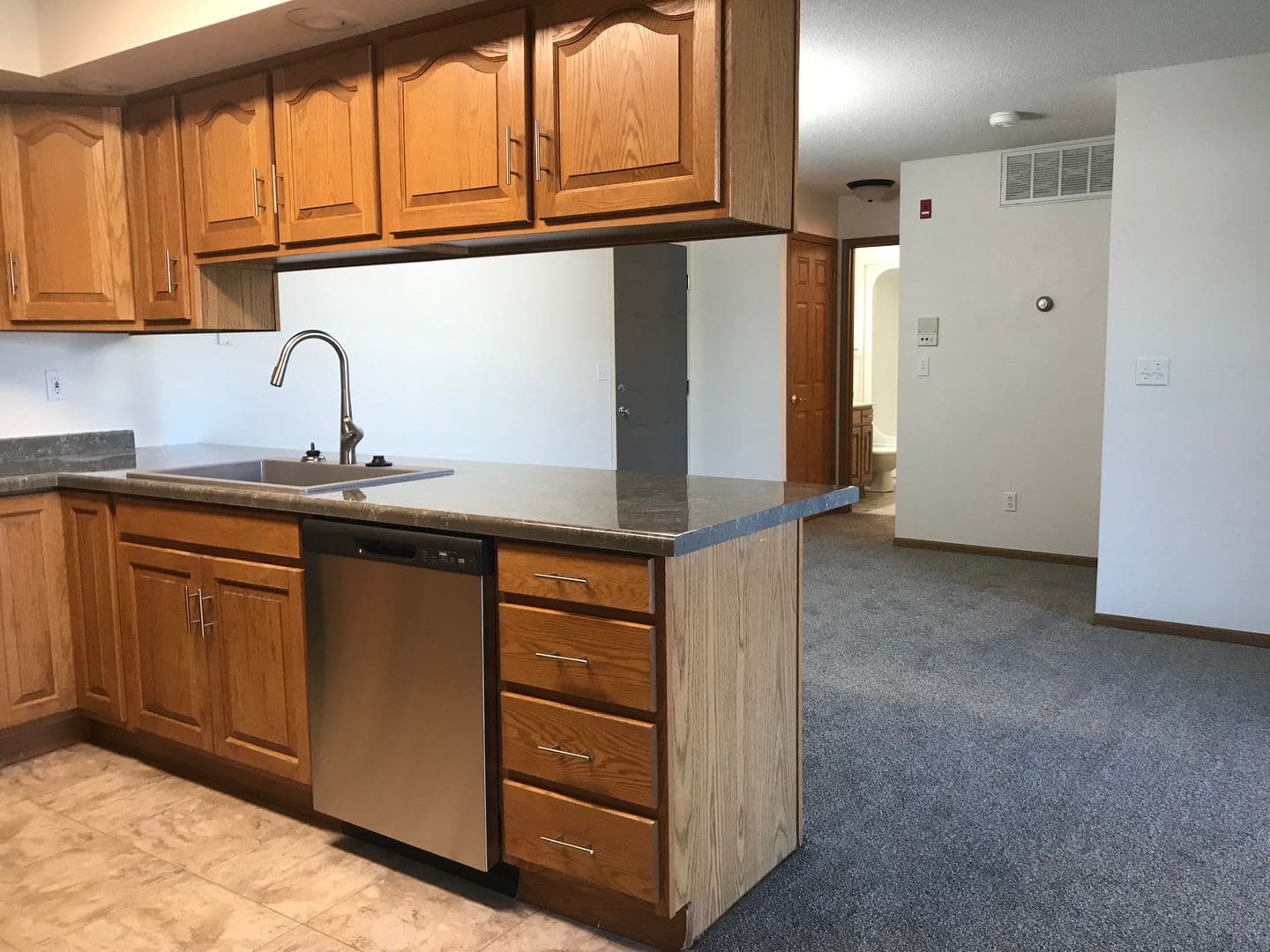 Bismarck Apartment: 1600 Mapleton Ave