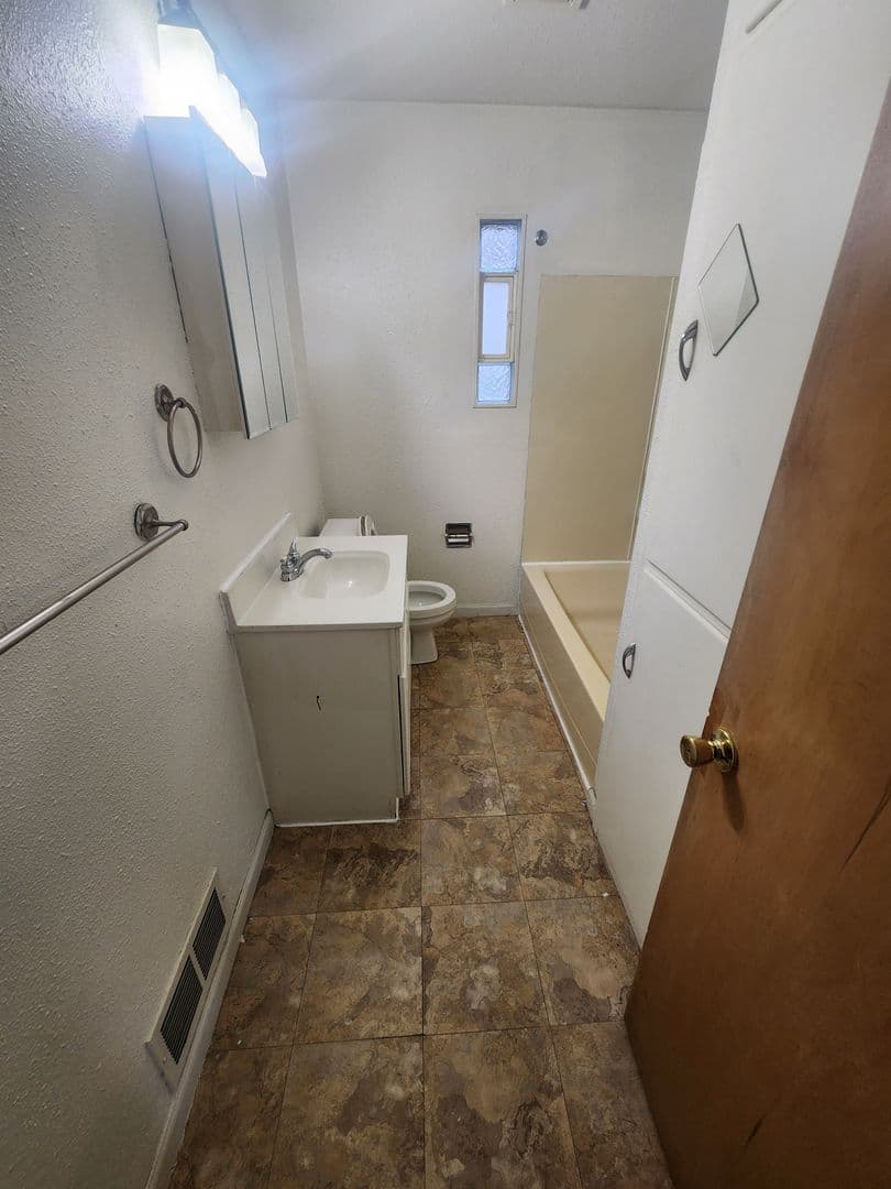 Bismarck Apartment: 1024 N 15th St