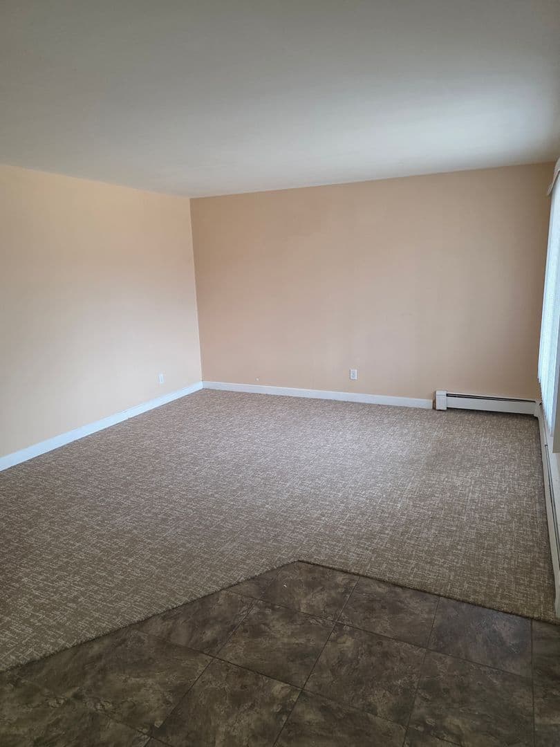 Bismarck Apartment: 913 Riverview Avenue