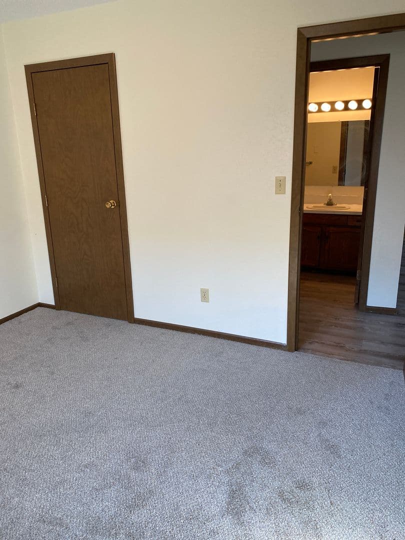 Mandan Apartment: 1603 9th Ave NW