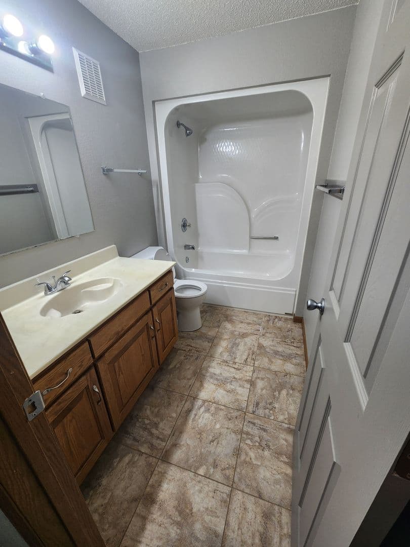 Bismarck Apartment: 1600 Mapleton Ave