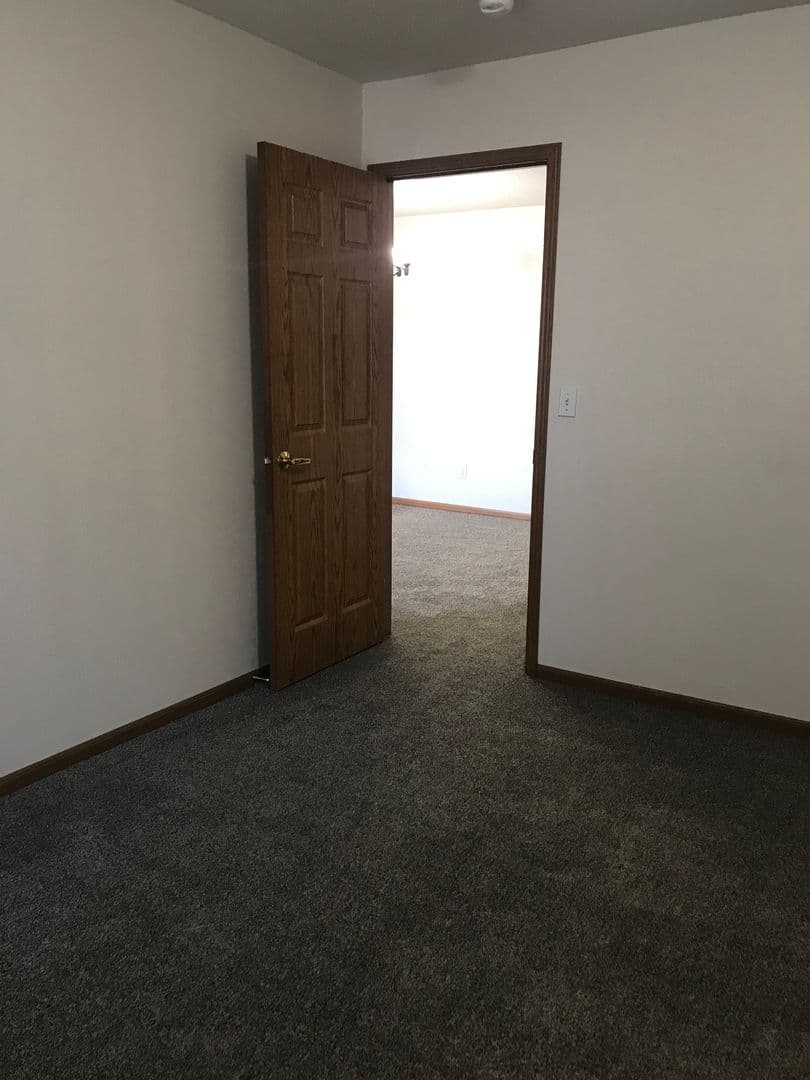 Bismarck Apartment: 1600 Mapleton Ave