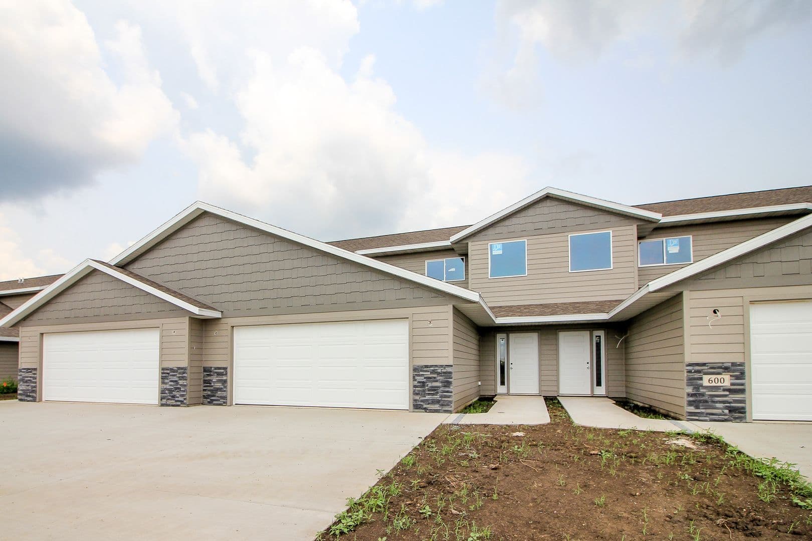 Tea Townhome: 610 Samantha St
